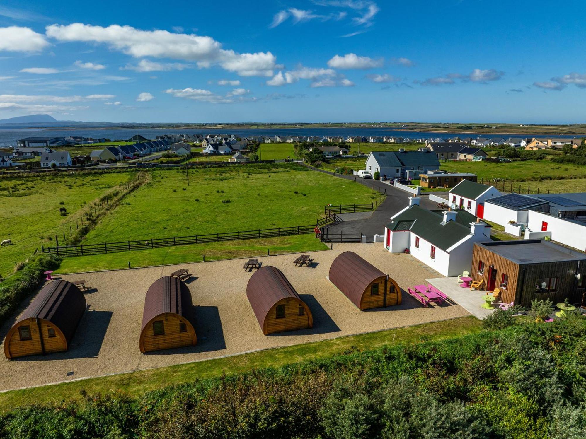 Hotel Geraghtys Farmyard Pods Belmullet Esterno foto