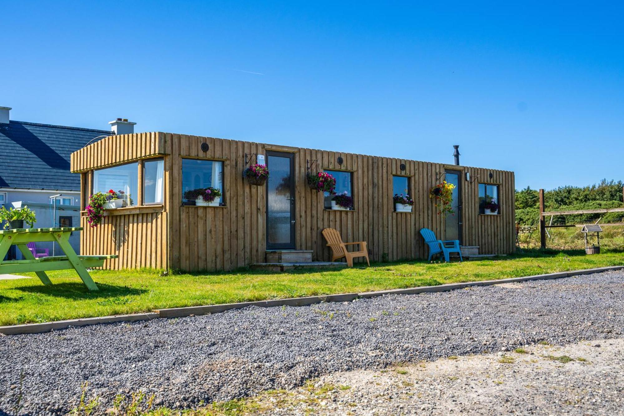 Hotel Geraghtys Farmyard Pods Belmullet Esterno foto
