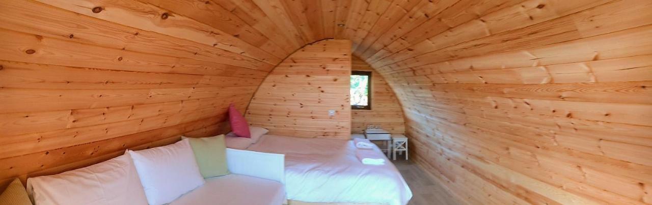 Hotel Geraghtys Farmyard Pods Belmullet Esterno foto